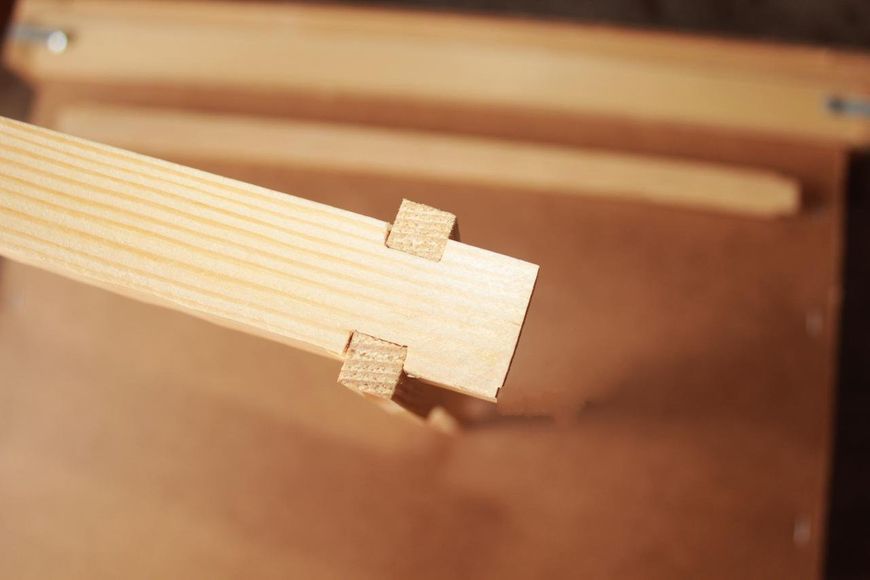 Рамка ЕВРО для Улья Дадан, высотой 300 мм, с разделителями Гофмана, с пропилом для установки вощины, с отверст RUDE300 фото
